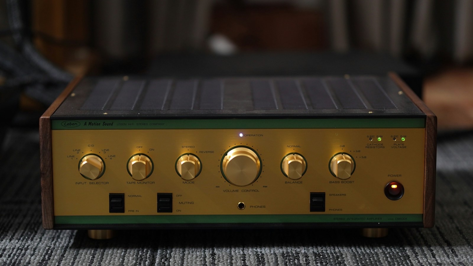 Vintage stereo amplifier with an input selector and mode knob